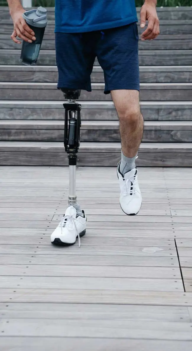 Mann mit Beinprothese zeigt Stärke